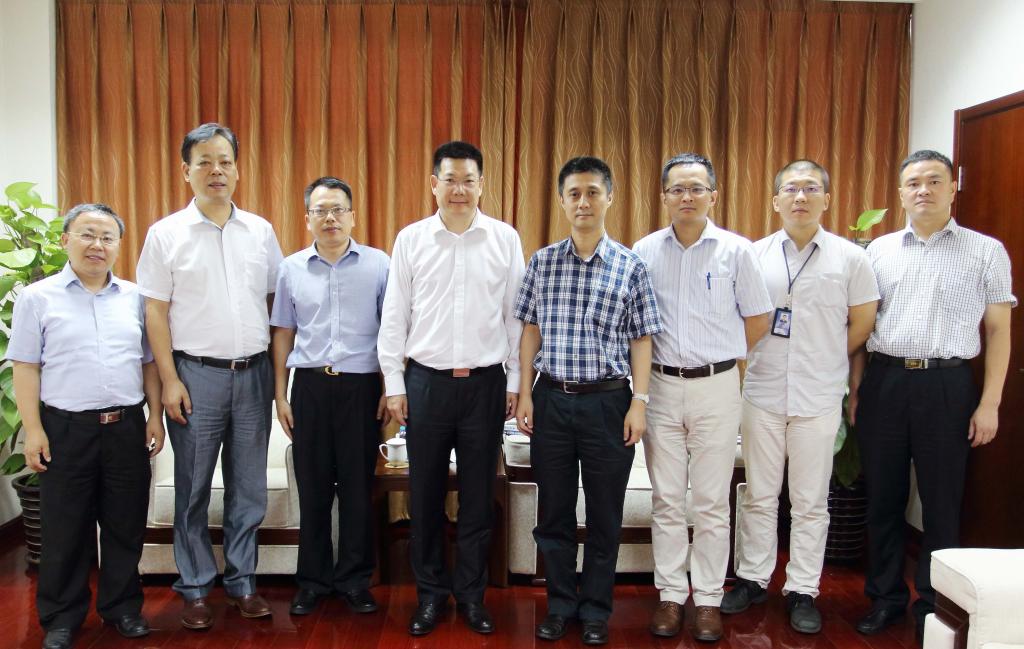 我们代表与中国日报社代表合影(图片来自广外新闻网)