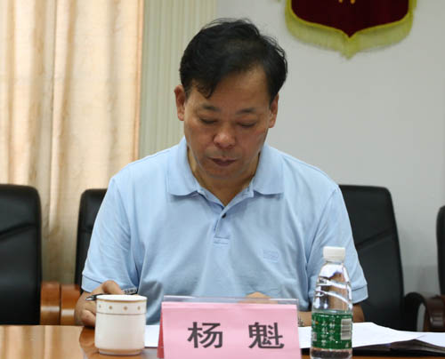 院长杨魁介绍我们情况
