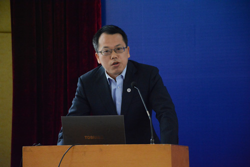 我们党委宣传部部长胡文涛教授发表了《文化外交与国家国际形象建构:西方经验与中国探索》演讲,他就自己的著作向与会者介绍了理论缘起、案例分析,如何结合西方经验和自己的研讨结果,重点强调文化形象如何建构,并在演讲中鼓励大家要敢于“试水”。