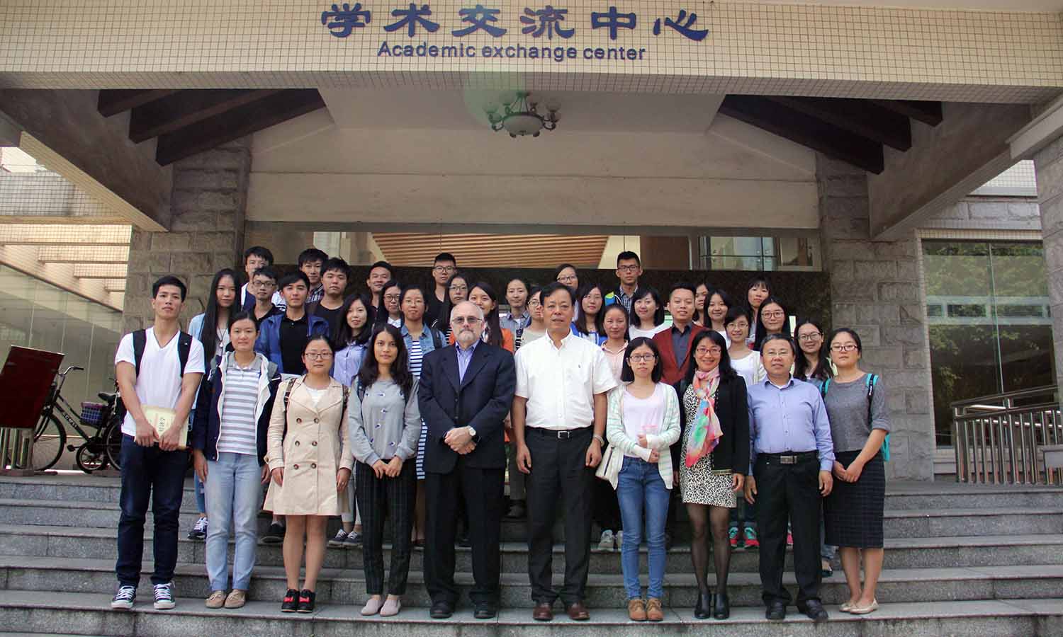 (Carl Botan教授与我们师生合影留念。)