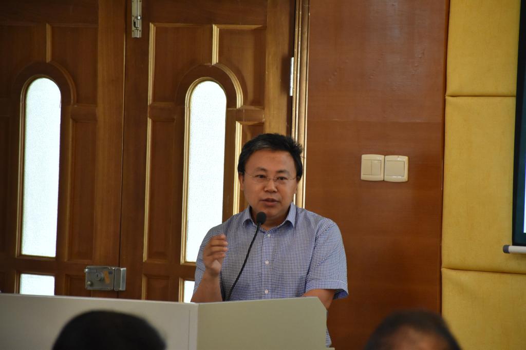 侯迎忠副院长主持会议并发表讲话