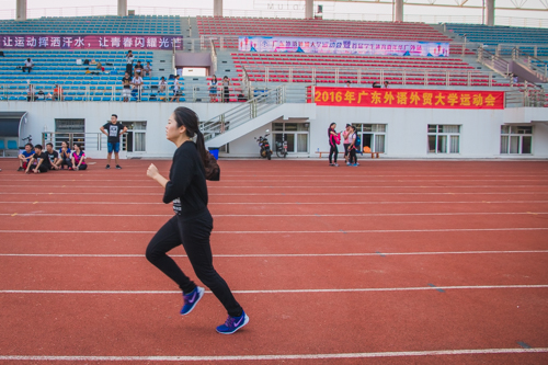 我们运动员王宛 1500m进行中